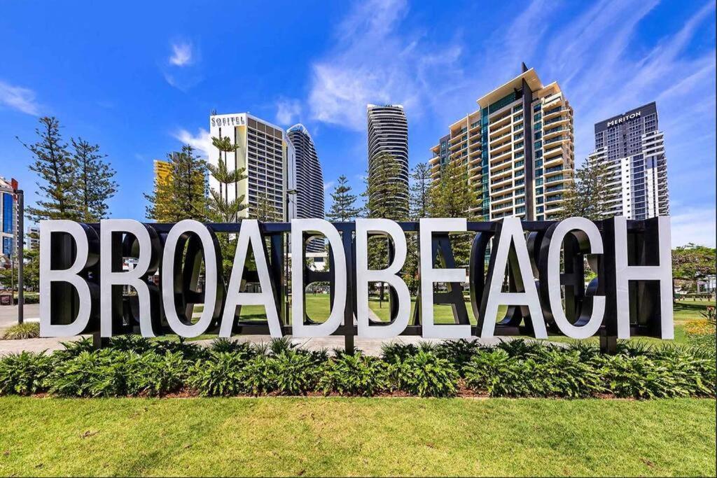 Broadbeach Stunner Modern And Central Голд-Кост Екстер'єр фото